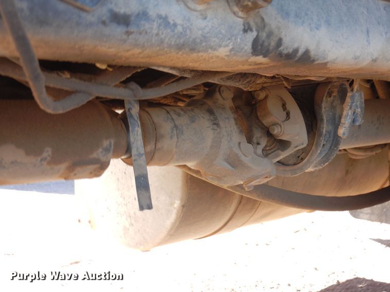 image for item DF8241 1998 Freightliner FLD 120  semi truck