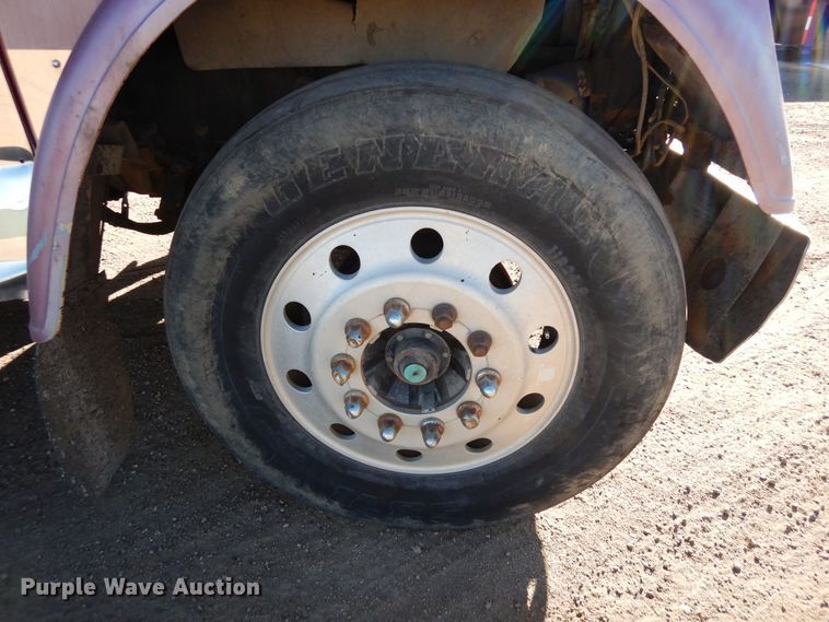 image for item DF8241 1998 Freightliner FLD 120  semi truck