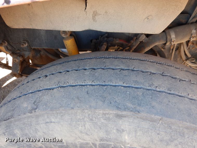 image for item DF8241 1998 Freightliner FLD 120  semi truck