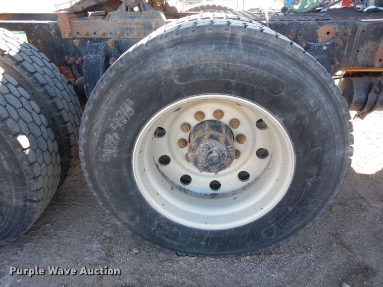 image for item DF8241 1998 Freightliner FLD 120  semi truck