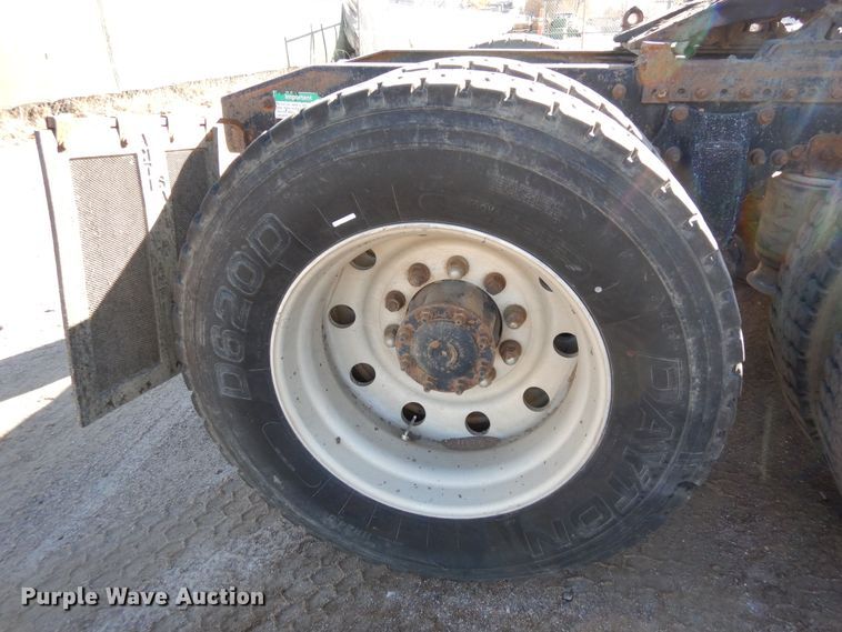 image for item DF8241 1998 Freightliner FLD 120  semi truck