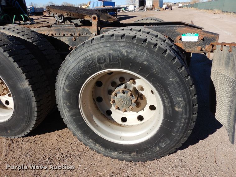 image for item DF8241 1998 Freightliner FLD 120  semi truck