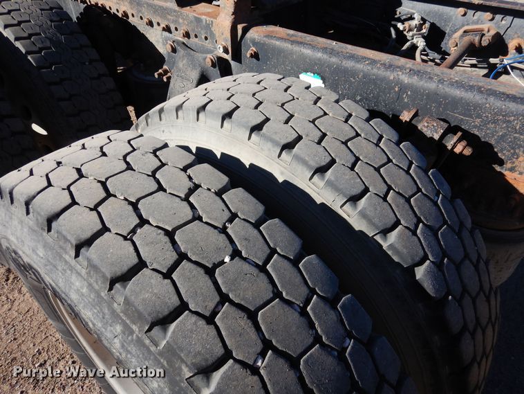 image for item DF8241 1998 Freightliner FLD 120  semi truck