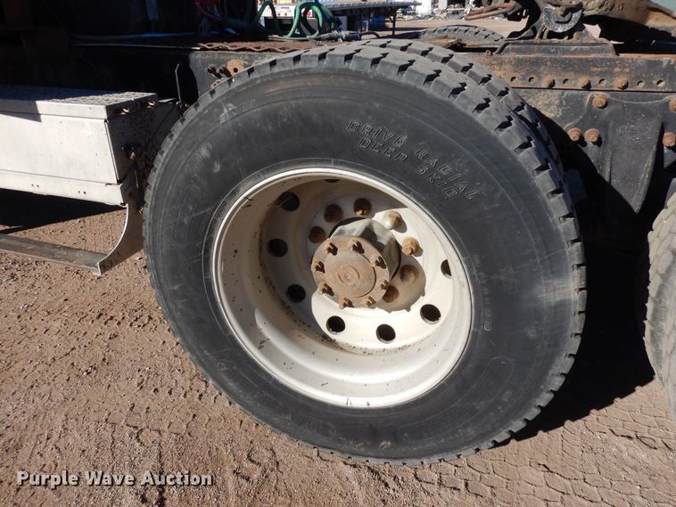 image for item DF8241 1998 Freightliner FLD 120  semi truck