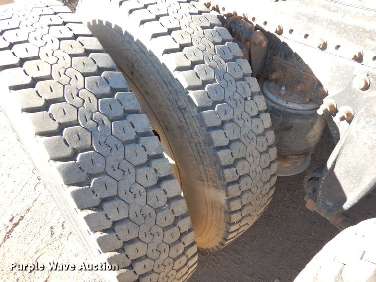 image for item DF8241 1998 Freightliner FLD 120  semi truck