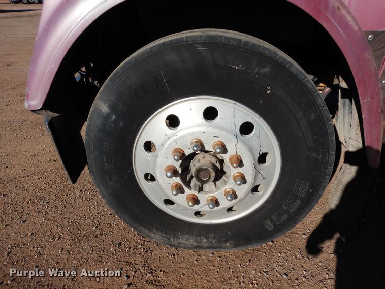 image for item DF8241 1998 Freightliner FLD 120  semi truck