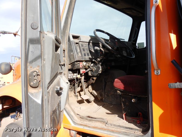 image for item DF8243 1992 International 4800  dump truck