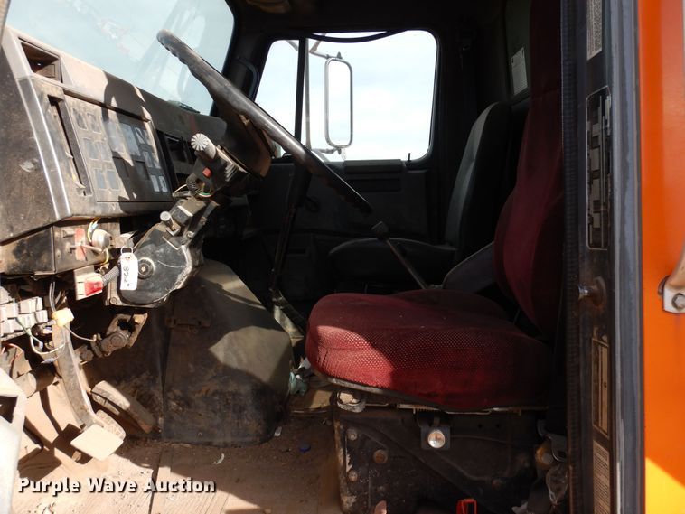 image for item DF8243 1992 International 4800  dump truck