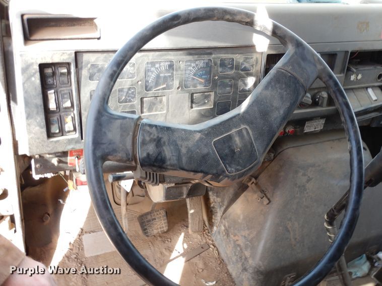 image for item DF8243 1992 International 4800  dump truck