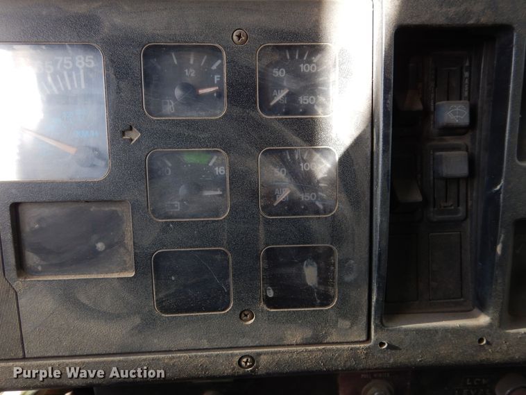 image for item DF8243 1992 International 4800  dump truck