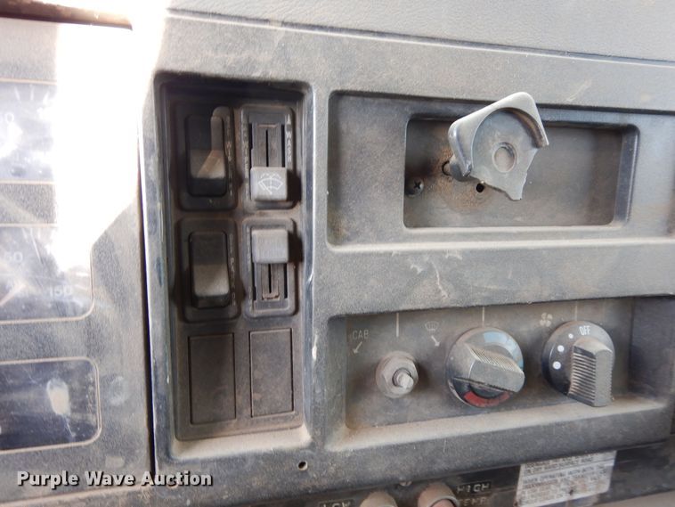 image for item DF8243 1992 International 4800  dump truck