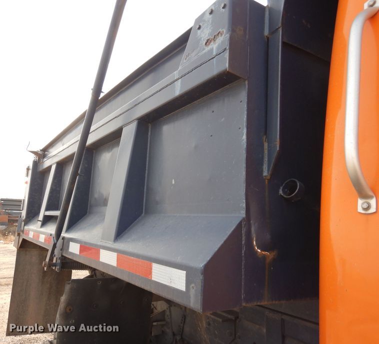 image for item DF8243 1992 International 4800  dump truck