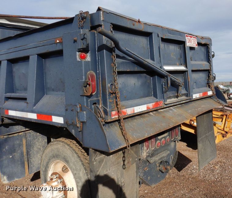 image for item DF8243 1992 International 4800  dump truck