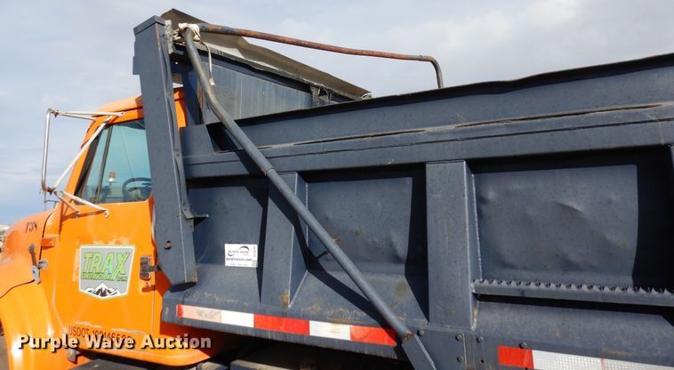 image for item DF8243 1992 International 4800  dump truck