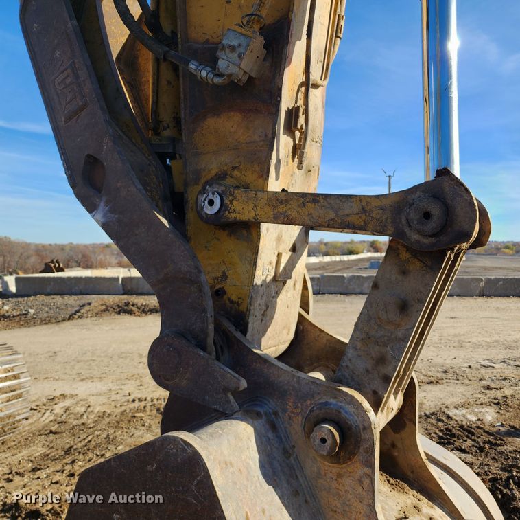 image for item DM4862 2005 Caterpillar 330CL  excavator