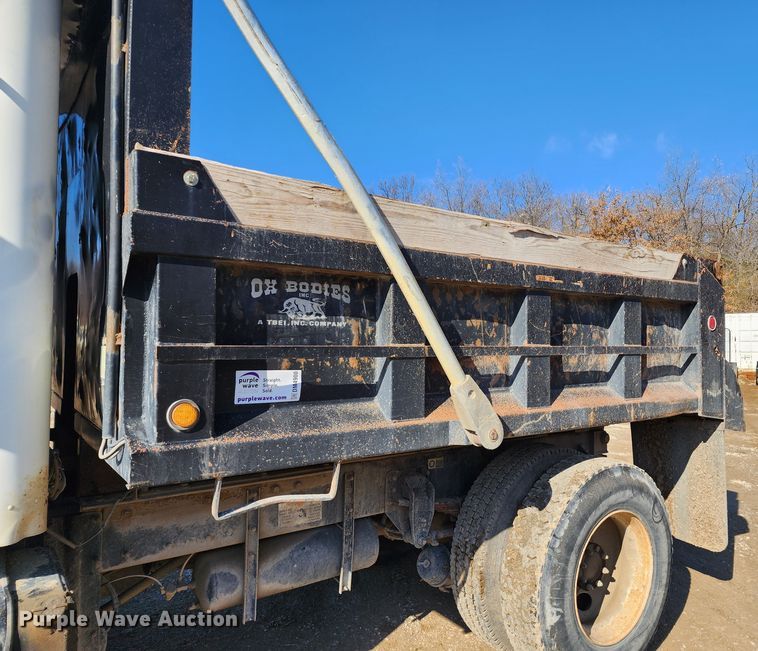 image for item DM4900 2007 Peterbilt 335  dump truck