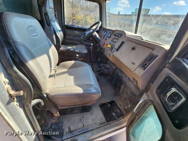 image for item DM4900 2007 Peterbilt 335  dump truck