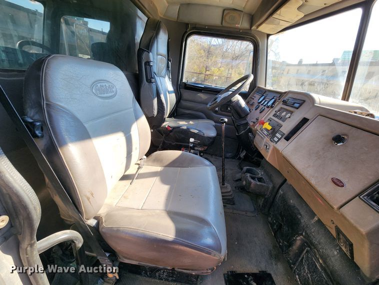 image for item DM4900 2007 Peterbilt 335  dump truck