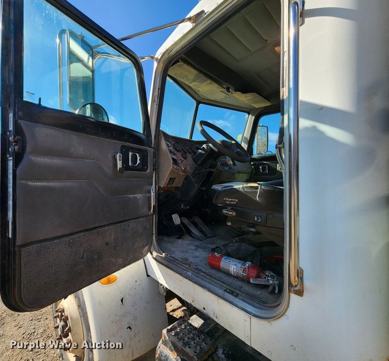 image for item DM4900 2007 Peterbilt 335  dump truck