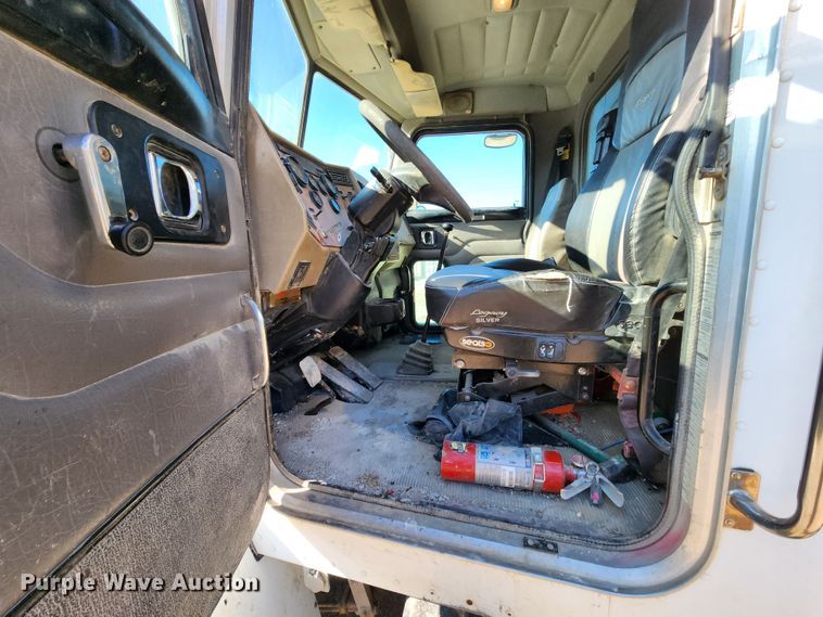 image for item DM4900 2007 Peterbilt 335  dump truck