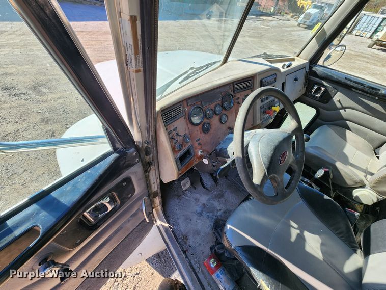 image for item DM4900 2007 Peterbilt 335  dump truck