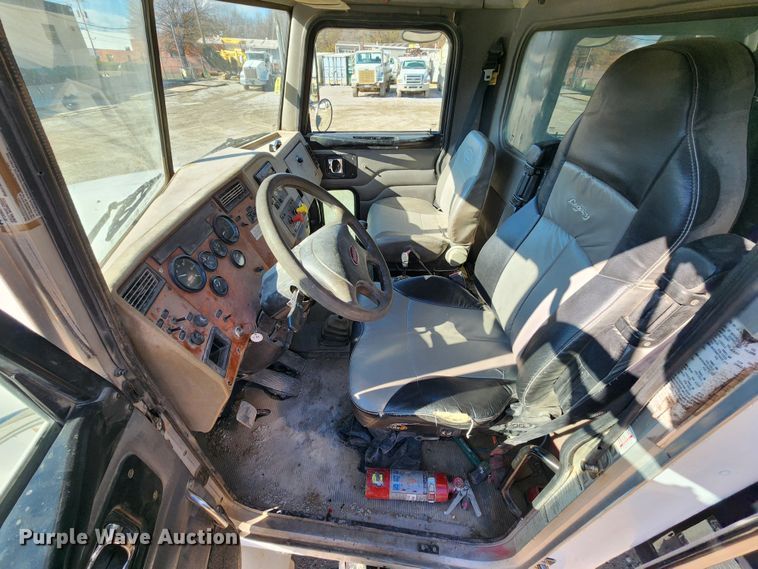 image for item DM4900 2007 Peterbilt 335  dump truck