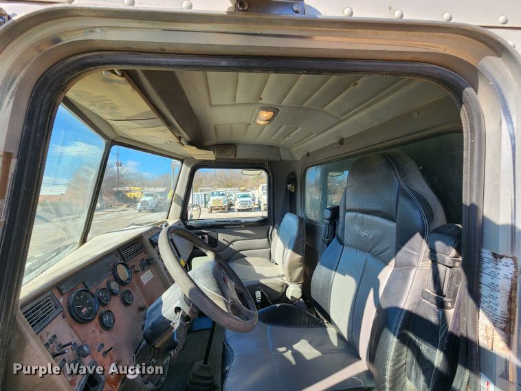 image for item DM4900 2007 Peterbilt 335  dump truck