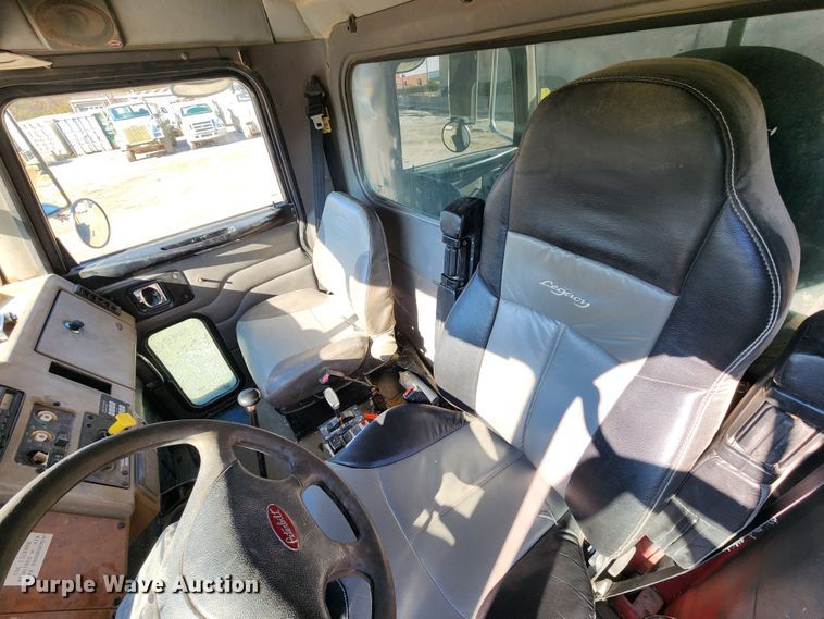 image for item DM4900 2007 Peterbilt 335  dump truck