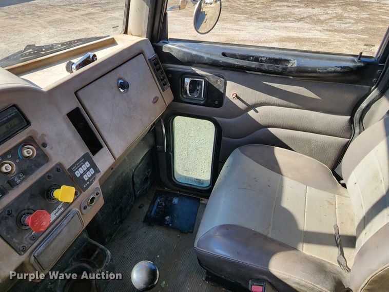 image for item DM4900 2007 Peterbilt 335  dump truck