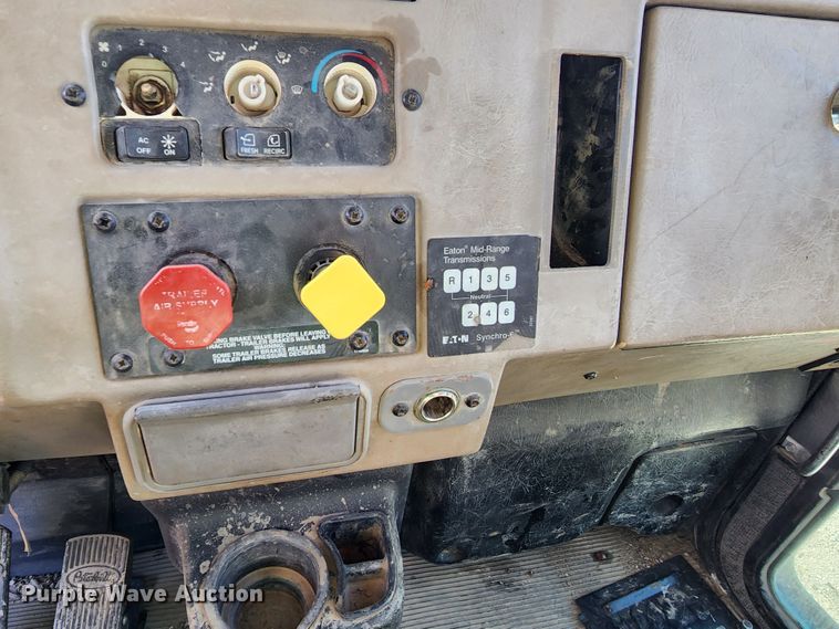 image for item DM4900 2007 Peterbilt 335  dump truck