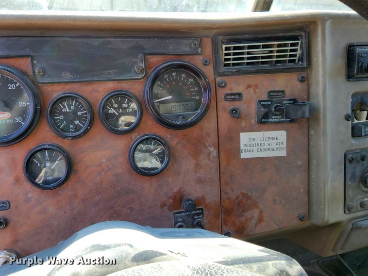 image for item DM4900 2007 Peterbilt 335  dump truck