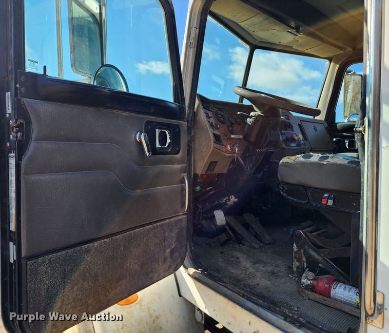 image for item DM4904 2007 Peterbilt 335  dump truck