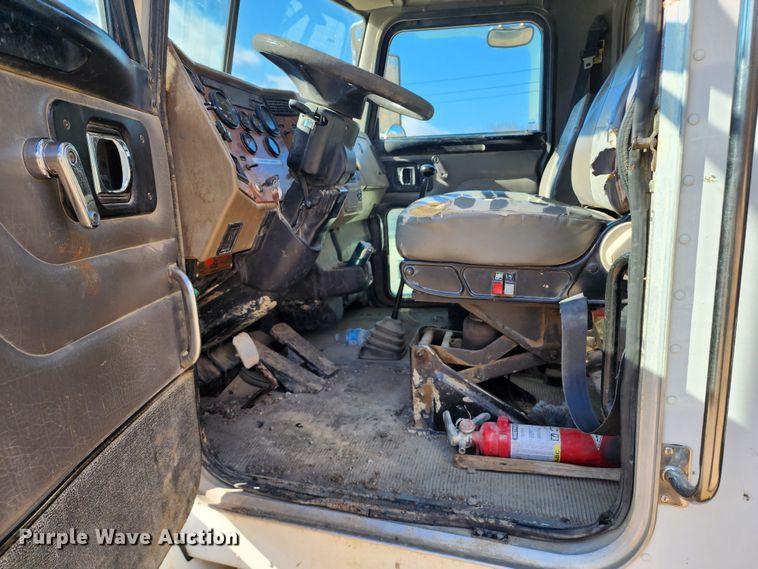 image for item DM4904 2007 Peterbilt 335  dump truck