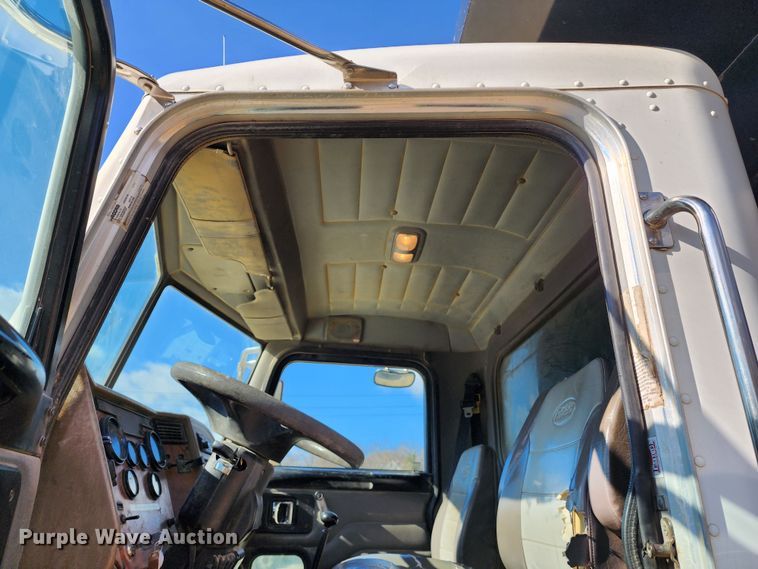 image for item DM4904 2007 Peterbilt 335  dump truck