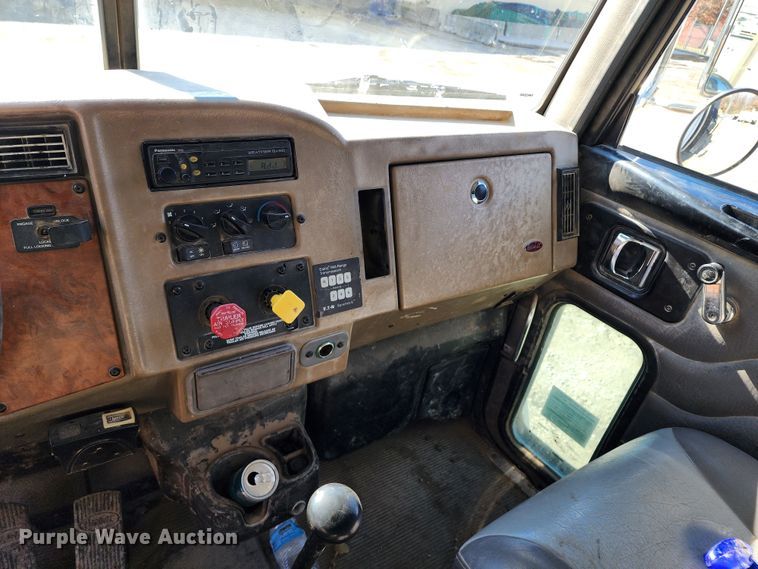 image for item DM4904 2007 Peterbilt 335  dump truck