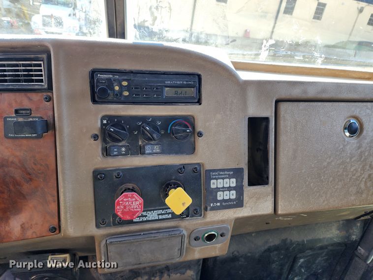 image for item DM4904 2007 Peterbilt 335  dump truck