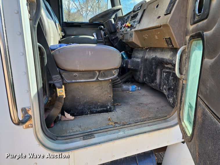 image for item DM4904 2007 Peterbilt 335  dump truck