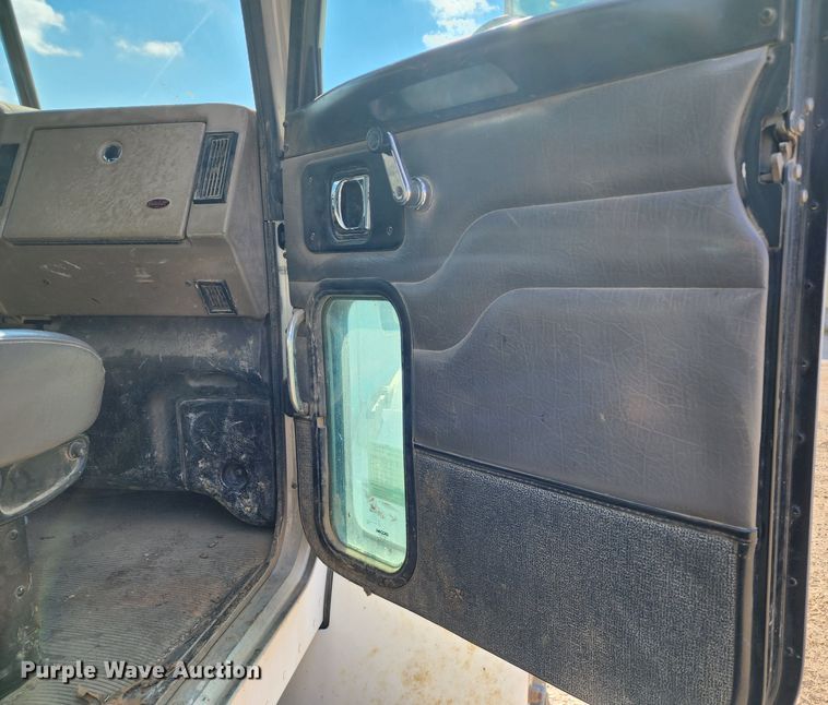 image for item DM4904 2007 Peterbilt 335  dump truck