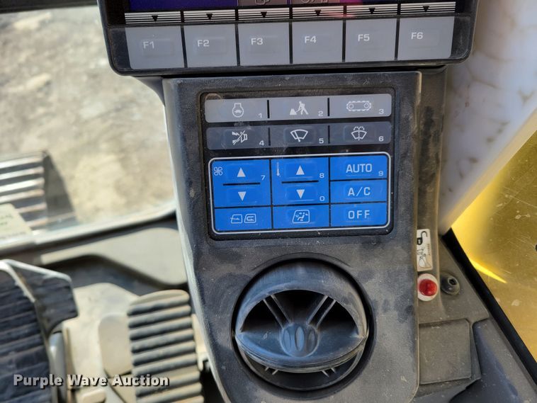 image for item DM8127 2019 Komatsu PC240LC-11  excavator