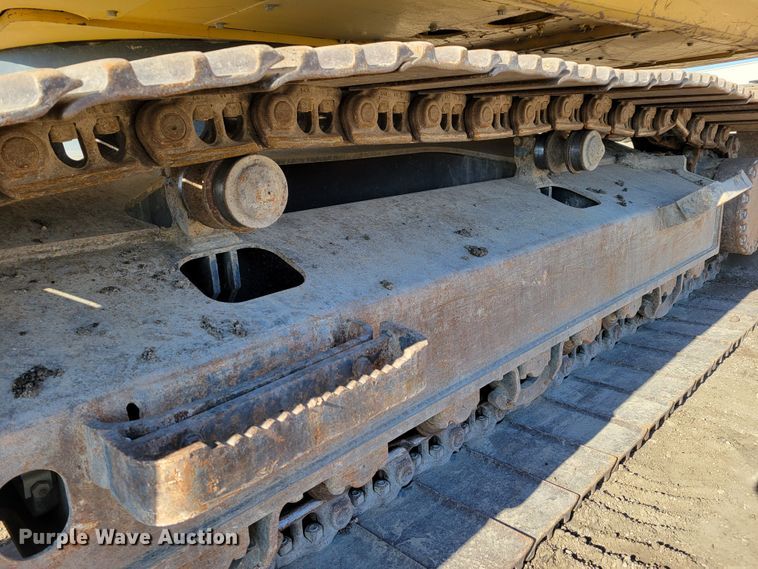image for item DM8127 2019 Komatsu PC240LC-11  excavator