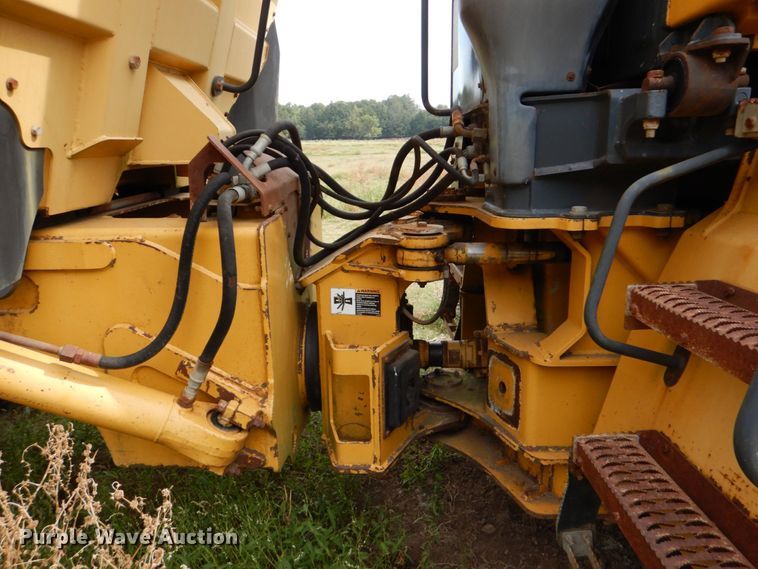 image for item DO1619 2006 John Deere 250D  haul truck