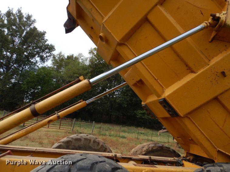 image for item DO1619 2006 John Deere 250D  haul truck