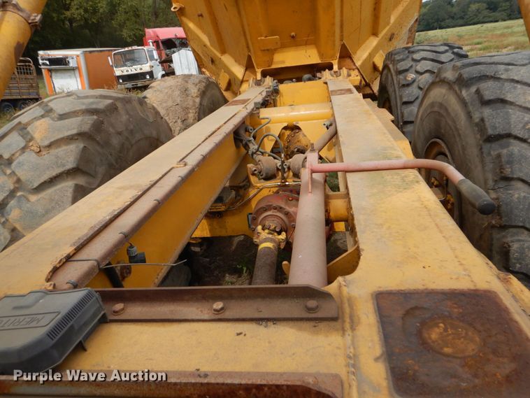 image for item DO1619 2006 John Deere 250D  haul truck