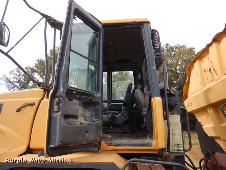 image for item DO1619 2006 John Deere 250D  haul truck