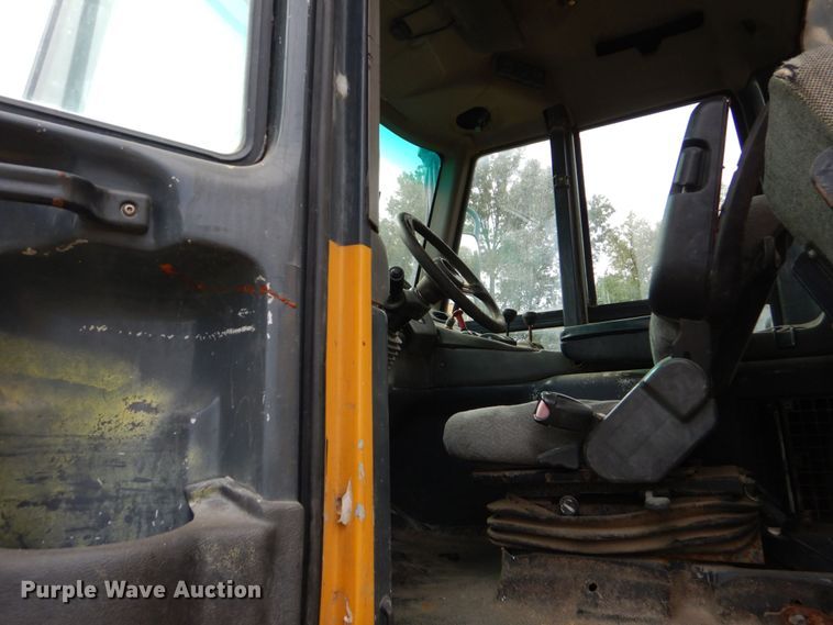 image for item DO1619 2006 John Deere 250D  haul truck