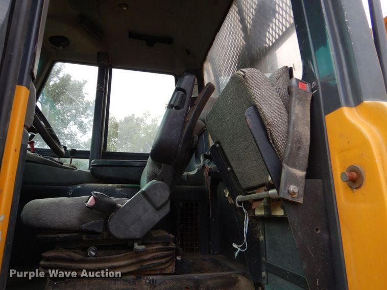 image for item DO1619 2006 John Deere 250D  haul truck