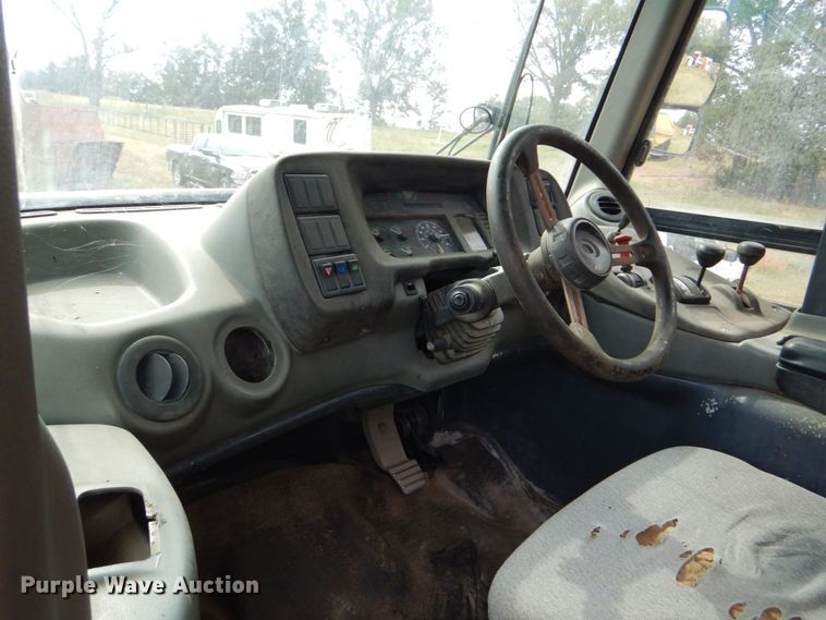 image for item DO1619 2006 John Deere 250D  haul truck