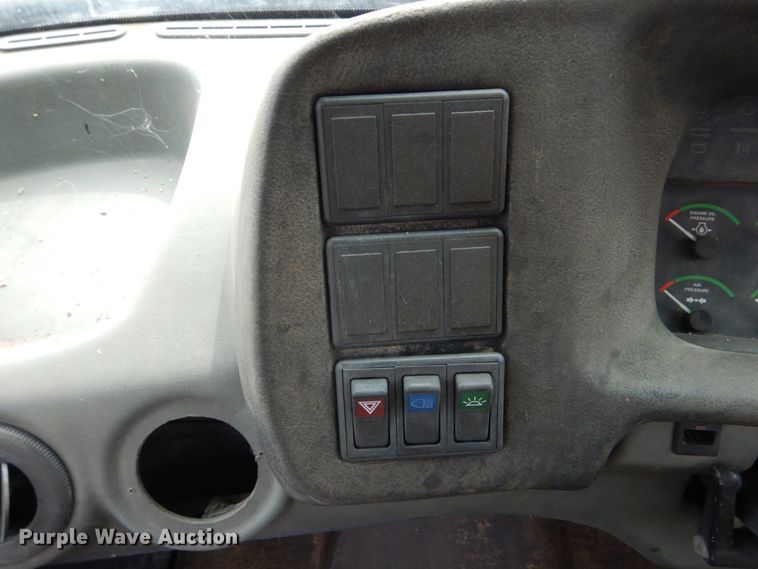 image for item DO1619 2006 John Deere 250D  haul truck