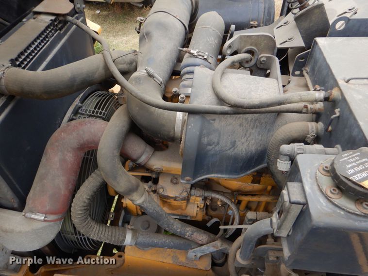 image for item DO1619 2006 John Deere 250D  haul truck