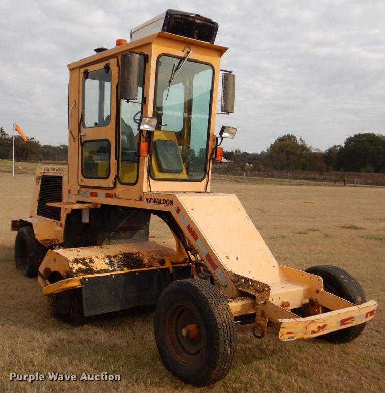 image for item DP8585 2003 Waldon SM250  broom